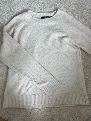 Beige/vit stickad tröja från Vero Moda - Beige stickad tröja från Vero Moda. Tröjan är lite noppig men syns knappt när man andvänder den! (Jag kan noppa tröjan före köp)❤️