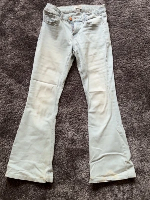 Ljusblå bootcut jeans - Ljusblå lågmidjade bootcut💓 Dem är uppsydda längst ner i benen men tror det går att sprätta utan problem om man inte har lika korta ben som jag😝