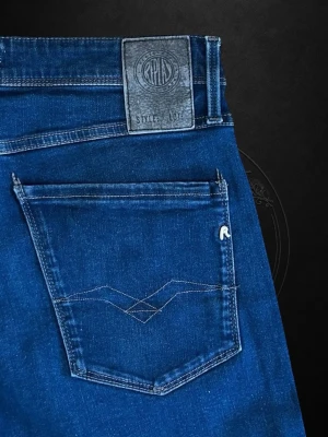  Replay Anbass - Säljer ett par mörkblå jeans från Replay med klassisk femficksmodell och snygga kontrastsömmar. Jeansen har en slim passform och är tillverkade i bomull med en liten mängd stretch för extra komfort. Perfekta till din vardagsstil.