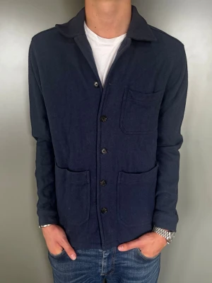 Massimo Dutti Overshirt - Storlek: L | skick: 10/10 | nypris: ca 1500kr. Tveka inte att höra av er vid frågor eller funderingar!
