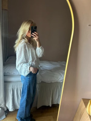Vit blus med spetsdetaljer - Snygg vit blus med spetsdetaljer från Zara och knappar framtill. Blusen har en luftig passform och långa ärmar, perfekt att styla med jeans eller kjol. Ger en romantisk och trendig look. Storlek XL men jag har vanligt vis xs-s och sitter som på bilden
