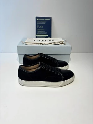 Lanvin DBB1 Patent Captoe Sneaker - Skick: 8.5/10, ytterst bra skick utan några defekter, mockan är fin och glansen är i så gott som nytt skick | Ingår: skor, låda och dustbag 😊 | Nypris +- 5000 sek | Sjukt stilrena och perfekta nu till våren och sommaren! | Hör gärna av dig om du har några frågor! 🍾 🍾