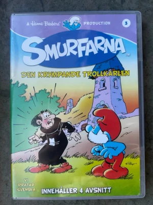 Smurfarna - den krympande trollkarlen dvd - Smurfarna - Den Krympande Trollkarlen DVD med 4 avsnitt. Speltid: 94 minuter. Utgivningsår: 2011.  Finns på språk: Svenska, Danska, Norska   OBS!! skivorna är begagnade så det kan förekomma repor/hairlines på skivorna, men då jag kollar igenom alla filmer jag säljer garanterar jag att alla funkar felfritt om inget annat står! :)