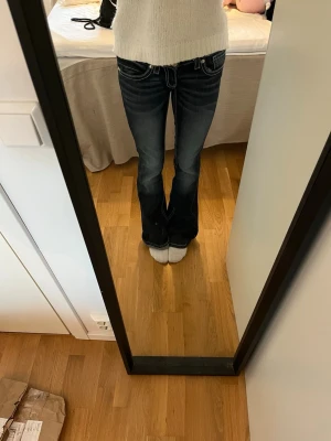 Bootcut jeans från Gina Tricot - Mörkblå bootcut jeans från Gina Tricot med snygga slitningar och kontrastsömmar. Klassisk femficksmodell och låg midja. Inga defekter, endast använda 1 gång!💗