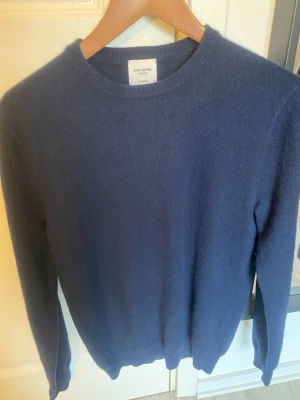 Mörkblå cashmeretröja John Henric - Mysig mörkblå stickad tröja från John Henric i 100% cashmere. Klassisk rund halsringning och långa ärmar. Står M på lappen men passar S