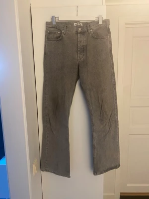 HOPE Rush Jeans 31 - Säljer ett par grå jeans från HOPE i modellen Rush med rak passform och klassisk femficksdesign. Jeansen har hög midja och är tillverkade i ett robust denimtyg. Perfekta för en stilren och avslappnad look.