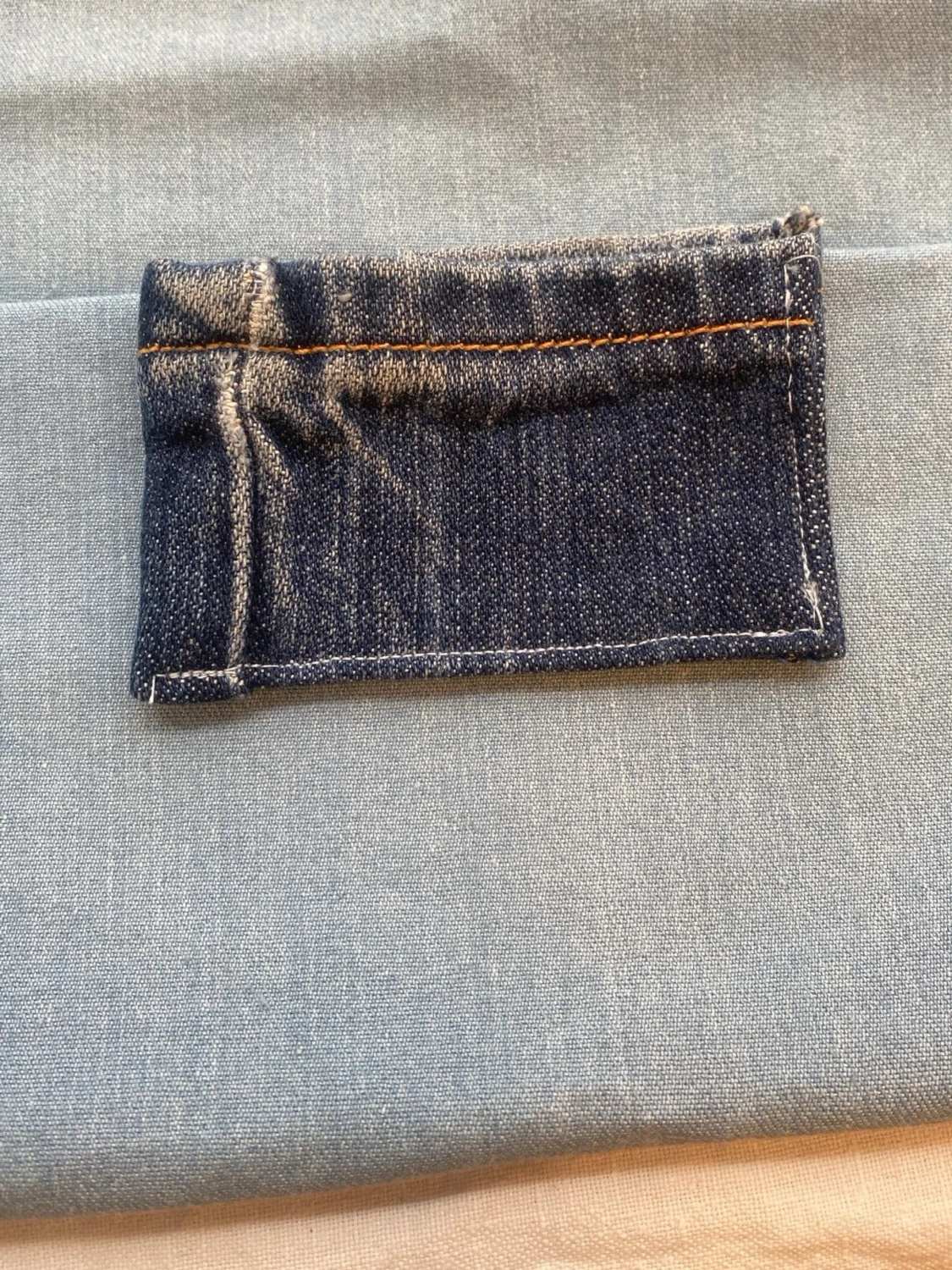 Liten korthållare i denimtyg