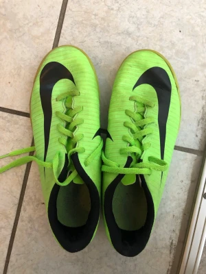 Nike skor - Passar bra till idrotten på skolan.