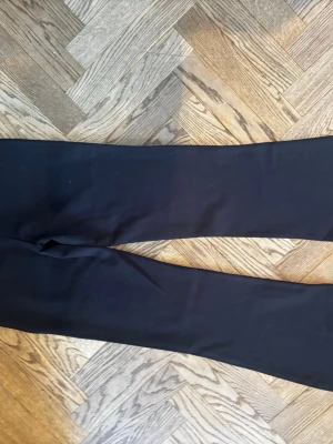 Svarta leggings med stretch - Svarta leggings i mjukt och stretchigt material. De har en klassisk, tight passform och är perfekta att styla med oversized tröjor eller hoodies. Inga synliga detaljer eller mönster, bara en clean och enkel look.