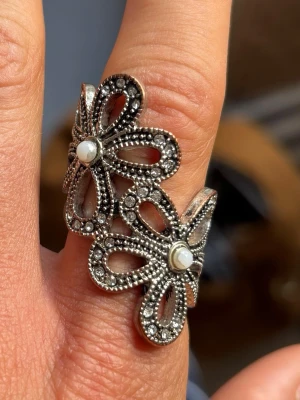 Ring  - Ring med blommor. Använder ej 🩷