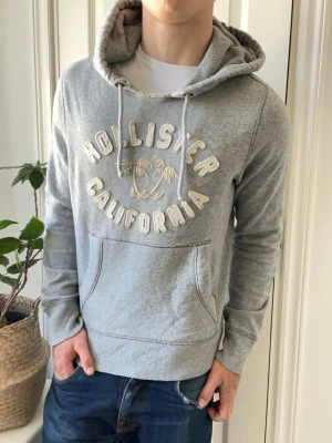 Hollister hoodie  - Hollister hoodie - personlig favo. Inga defekter! Modellen i bilderna är 180 cm 75 kg och bär Storlek S , Kom med frågor! 🌟 (Kan gå ned i pris vid köp av paket 😉) 