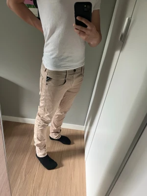 Ett par beige byxor från Replay - Ett par riktigt fetta byxor från Repley i en beige färg perfekt för sommaren. Dem är lite slitna på baksidan och i vecket men annars bra skick 