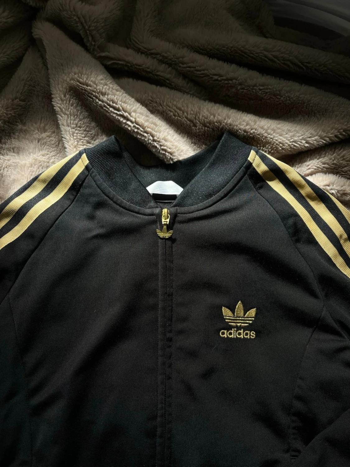 Svart Adidas track jacket med guld ränder - 1