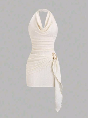Vit omlott kortklänning med drapering - Trendig vit kortklänning med halterneck och snygg drapering i midjan. Klänningen har omlott-detalj med dekorativt spänne och en asymmetrisk volangkant som ger extra edge. Perfekt för dig som vill sticka ut med en stilren look.