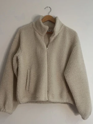 Beige teddyjacka  - jätte fin teddyjacka och mycket billigare än original pris (450kr)