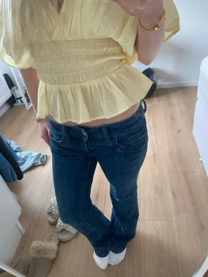 Lågmidjade jeans - Säljer dessa Jeans från Gina tricot. Strl 156 men motsvarar xs🤍