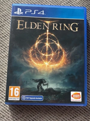Elden ring ps4 skiva - Säljer elden ring skiva till ps4, den är knappast använd och relativt ny. Inga repor eller andra problem!