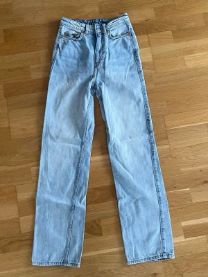 Ljusblå raka jeans - Säljer ett par ljusblå jeans med rak passform, hög midja och är tillverkade i denim. Storlek W24 L30