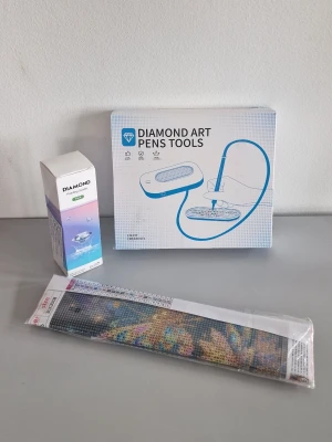 Diamond painting kit 30x30 cm - Komplett diamond painting kit med verktyg, pärlor och canvas i storlek 30x30 cm. Innehåller Diamond Art Pens Tools, färgglada pärlor och tydlig symbolguide för att skapa din egen glittriga tavla. Perfekt för pyssel och kreativt skapande. Lim, 120 ml. 