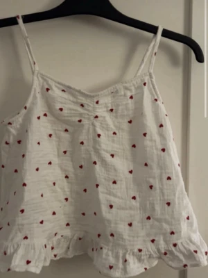 Vitt pyjamas linne med röda hjärtan - I jättebra skick i storlek 158/164 alltså typ en xxs/xs