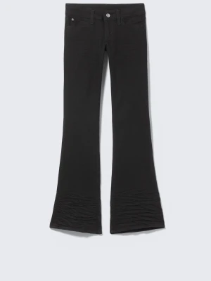 Svarta bootcut jeans Cheap Monday - Snygga svarta bootcut jeans med utsvängda ben och klassisk femficksmodell. Jeansen har låg midja och subtila rynkdetaljer vid bensluten. Perfekta för en trendig och edgy look. Storlek 27/34, från Cheap monday, säljer då de ej kommer till användning