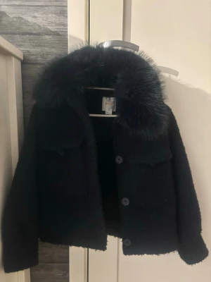 Kappa - Snygg kappa knappt använd, något nopprig, pälsen går att ta av storlek 146/152 köpt i början på förra året men använd max 5 ggr, lägg gärna prisförslag🙌🏻🙌🏻