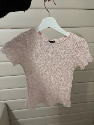 Spetstopp  - Ljusrosa topp i spetsmaterial som blivit använd fåtal gånger