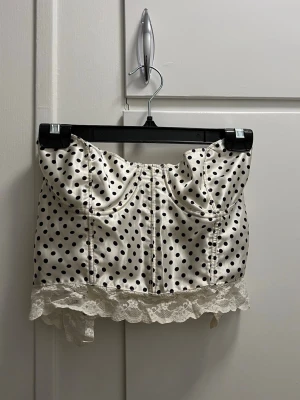 Korsett - Prickig korsett med spets 🤍