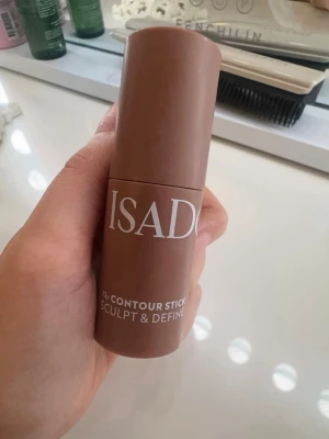 Isadora Contour Stick Bronzer/ 34 dark almond  - Krämig contour stick från Isadora i en varm brun nyans, i färgen 34 darkalmond endast använd 5 gånger, jättefint skick säljer för 120kr🤍