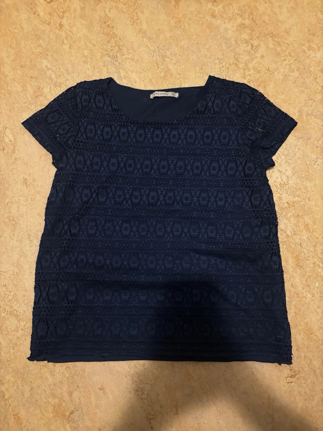 Mörkblå spetsblus med mönster - 1