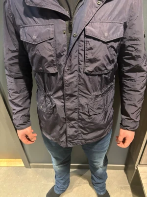 J.lindeberg jacka - Snygg marinblå J.lindeberg jacka som är i bra skick, snygg och passar till många olika stilar. Pris kan diskuteras vid en snabb affär 