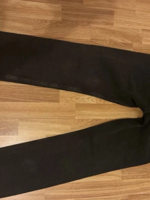 Svarta straight jeans &Denim från BERSHKA  - Säljer ett par svarta straight fit jeans från &Denim i storlek 34. Jeansen har regular fit och mid waist, vilket ger en klassisk och avslappnad look. Perfekta till en enkel t-shirt eller hoodie för en clean stil.