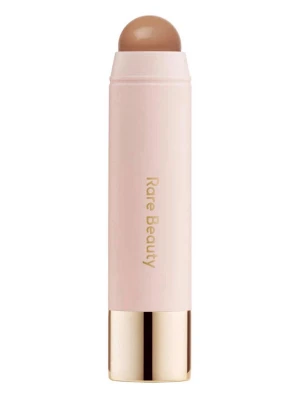 Rare Beauty bronzer stick - Krämig bronzer stick från Rare Beauty i en ljusbeige hylsa med guldig detalj. Enkel att applicera och blenda för en naturlig solkysst look. Finns i flera nyanser för olika hudtoner. Perfekt för att skapa dimension och värme i ansiktet.Advänd ca 6 gångar som ni ser det finns mycket inne kvar.