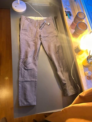 Mörkblå chinos från NN07 - Passar perfekt på 1.80 kille 