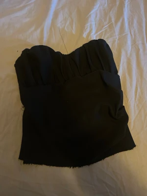 Zara topp - UR SNYGG topp från zara 🩷den är i strl L men jag har sytt in den eftersom jag har väldigt breda axlar så passar s/m,den är även avklippt där nere (se bild) men absolut inget man tänker på och även insydd vid vid bröstet( se bild) ena kanten vicks därför ner lite men heller absolut inget man tänker jätte mke på,utan den går att använda perfekt för fest osv och är super snygg ❤️‍🔥