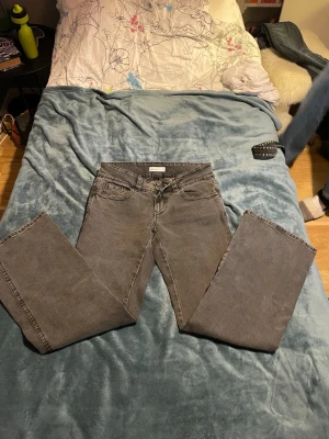 Grå raka jeans från Perfect Jeans - Snygga grå jeans från Perfect Jeans med raka ben och klassisk femficksmodell. Jeansen har dubbla metallknappar i midjan och är tillverkade i ett mjukt denimtyg. Perfekta för en avslappnad och trendig look. Knapp fickor back.