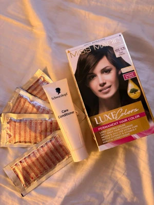 Hårfärg Brun - Mörk brun permanent hårfärg. Packat med 5 extra balsam till efter behandlingen. säljer då de vart en för mycket när jag färgade mitt hår. färgen är ”dark brown 10D”