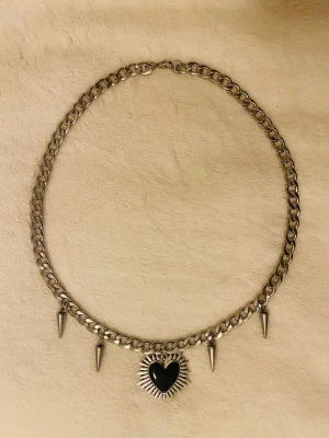 Kedjehalsband i silverfärg - Säljer ett jätte fint halsband med hjärta och fina taggar runt omkring. Helt ny och säljer den för 170 kr😍😍😍Folks priser brukar vara runt 500