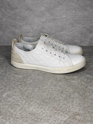 Louis Vuitton Punchy sneakers - Louis Vuitton Punchy sneakers 👟                                                                            Storlek 36/37.                                                                                                 Bra skick men lite slitna i hällen och smutsiga                                Rabbat om man följer                                                                                      Skriv för mer frågor 
