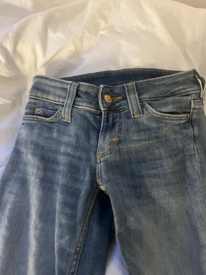 Blå bootcut jeans från weekday - Ett par blå bootcut jeans i storlek 23 30 från weekday, 