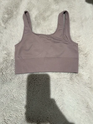 Amin tränings topp - Aimn tränings topp som är lilla aktig. Knappt använd och alldeles för liten för mig nu. Har rensat ut min garderob nu. De ska ligga pads i bysten men de har åkt ut av sig själva i tvätten och jag har inte orkat sätta i dem. Men annars jätte bra skick