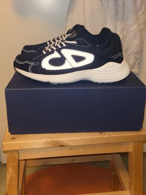 B30 skor - Säljer dessa snygga b30 svart vita sneakers i EU44, skorna är använda bara 2 gånger då dem va fel i storlek på mig, box, dustbag, påse osv ingår, skorna annars är riktigt snygga, bekväma och stiliga! Pris kan diskuteras!! Tveka inte att skriva!!