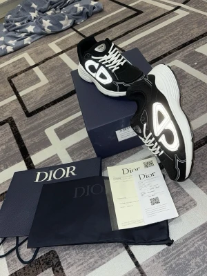 Dior B30 sneakers - Säljer ett par svarta Dior B30 sneakers med vita och reflekterande detaljer. Kommer med originalkartong, dustbag och certifikat. hör av er vid frågor.