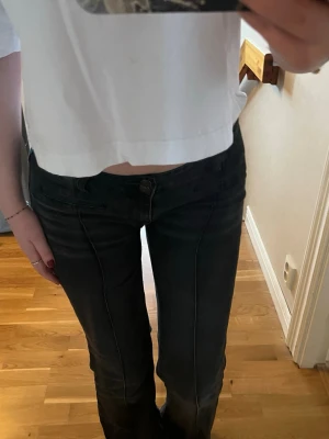 Jeans - Super fina svarta lågmidjade bootcut jeans från Madlady i storlek 38/Tall💕De har blivit använd ett fåtal gånger men har inga större anmärkningar! Hör av dig vid frågor, pris kan diskuteras🙏🏻