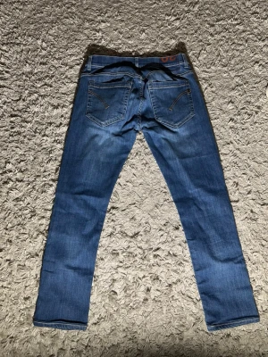 Dondup detox limited edition slim fit - Säljer ett par klassiska blå jeans från Dondup med raka ben och fem fickor. Jeansen har snygga slitningar och kontrastsömmar på bakfickorna. Tillverkade i mjukt denimtyg som sitter skönt hela dagen.