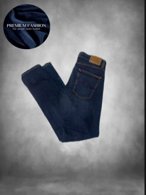 Mörkblå nudie jeans  - Tjena säljer nu dess smarrigt snygga nudie jeansen i modellen lean Dean, storleken är 30/32 och sitter bra på killen som är 170. Mycket bra skick inga defekter .Hör av dig vid minsta fundering MVH premium fashion 🤩