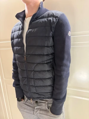 Moncler cardigan  - Säljer min moncler cardigan (äkta) Skick: 8/10 Pris: 3499✅ priser kan diskuteras vid snabb affär. Kom dm vid frågor!