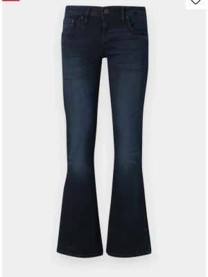 LTB Jeans Valerie - Superfina nattblå bootcut jeans från LTB. Storlek 25/36 och nästan helt nya! Midjemått 37, innerbenslängd ca 88cm. Nypris 800kr, bara att skriva om du har några frågor!❣️