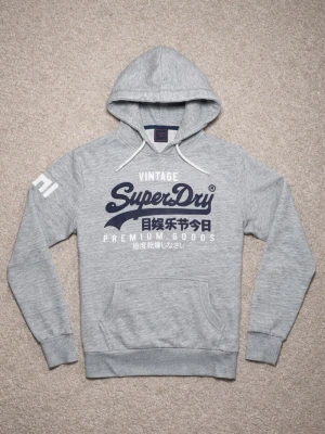 Superdry Hoodie - Snygg grå hoodie från Superdry! - Eftertraktad colour way, svår att få tag på. - Storlek: S - Pris: 599 kr - Först till Kvarn!