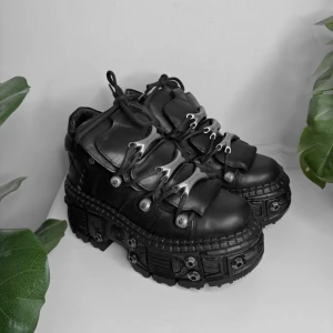 New Rock M-WALL106-S25 - Tuffa äkta New Rocks med snörning och coola detaljer! 🖤⛓️Materialet är äkta skinn och sulorna är gjorda i naturgummi. Storlek 38 (innermått 23,5cm, platåhöjd 8cm) 📏Endast testade inomhus så är i splitternytt skick med originalkartong och all skydd/förvaring kvar. Säljer då jag bytt stil. Köp nu ✉️